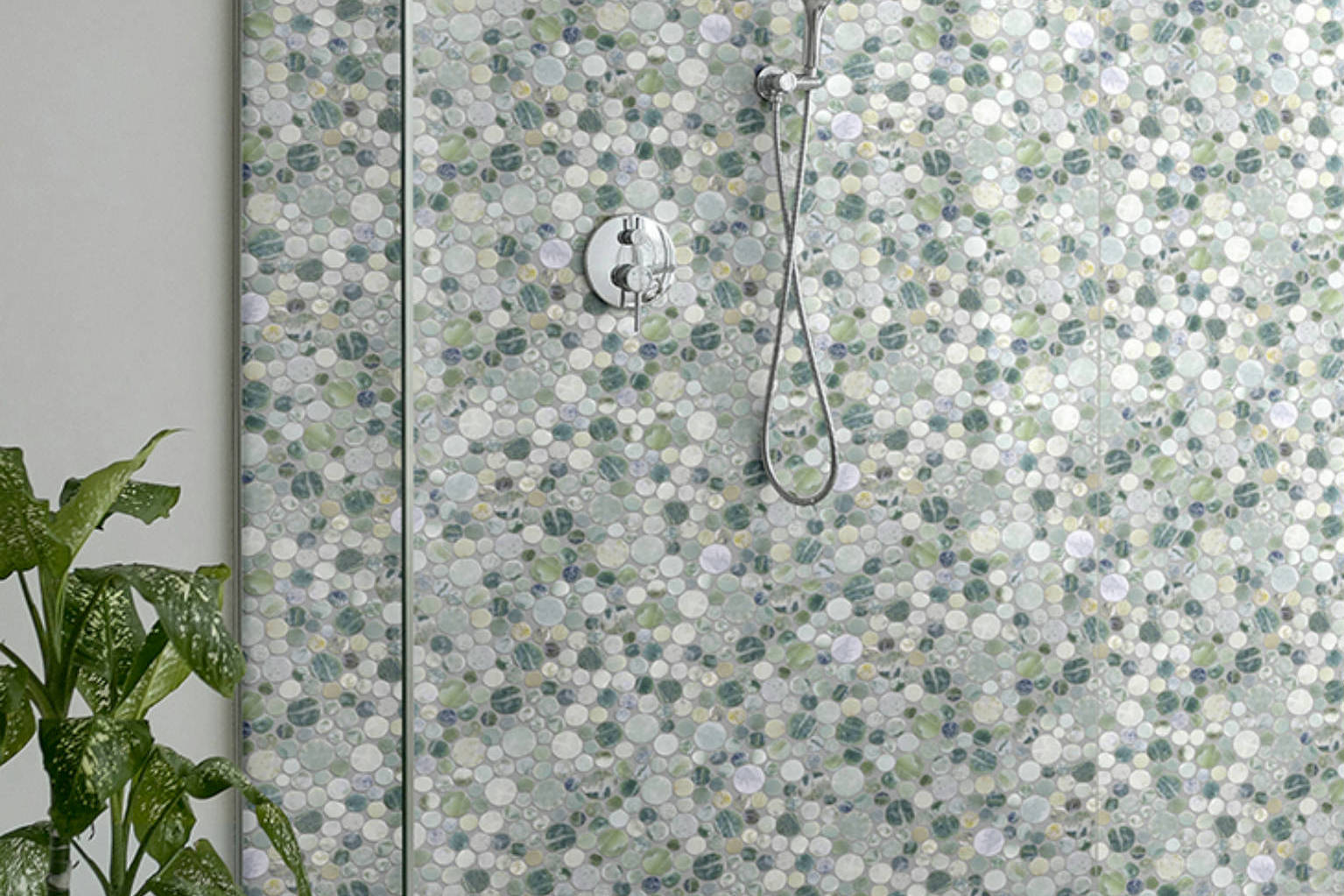 Crystal Green Semi‐Precious Stone Round Interlocking Mosaic | Qualis Ceramica | Luxury Tile and Vinyl at affordable prices